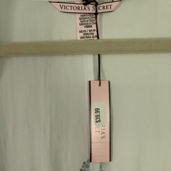 NWT Victoria’s Secret robe in white - Picture 4 of 4